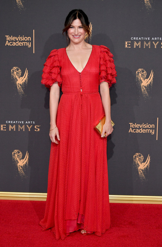 Kathryn Hahn en la robe de soirée rouge longue élégante sur tapis rouge