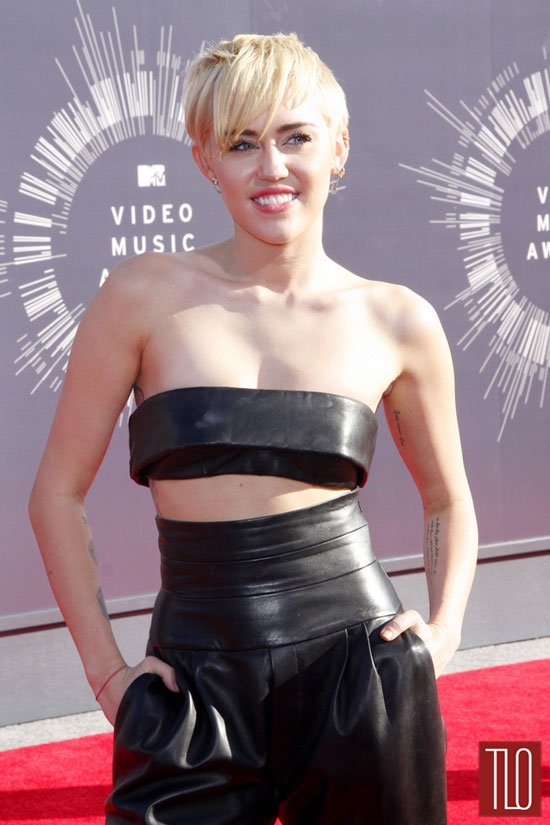 Miley-Cyrus-2014-MTV-Video-Music-Awards-VMAs-Red-Carpet-Alexandre-Vauthier-Couture-Tom-Lorenzo-Site-TLO (6)