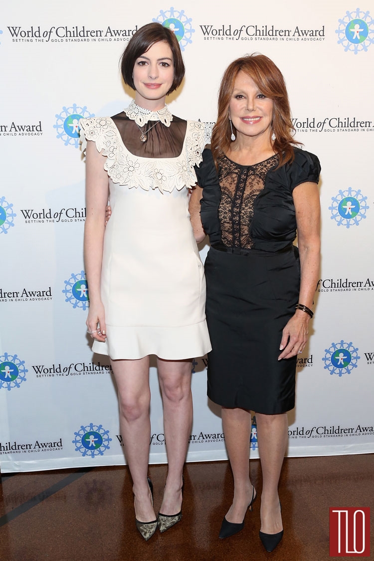 Anne-Hathaway-2014-World-Children-Awards-Red-Carpet-Fashion-Valentino-Tom-Lorenzo-Site-TLO (1)