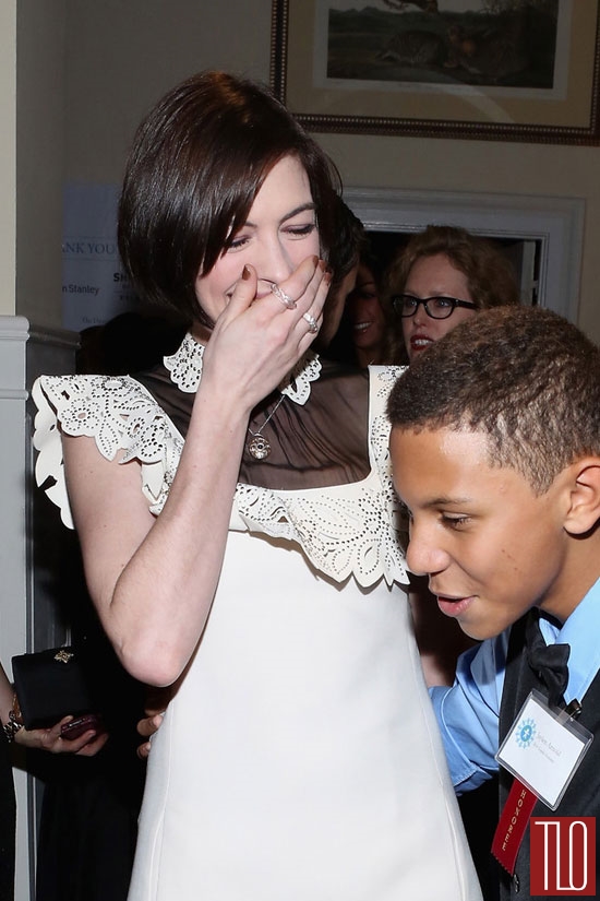 Anne-Hathaway-2014-World-Children-Awards-Red-Carpet-Fashion-Valentino-Tom-Lorenzo-Site-TLO (4)