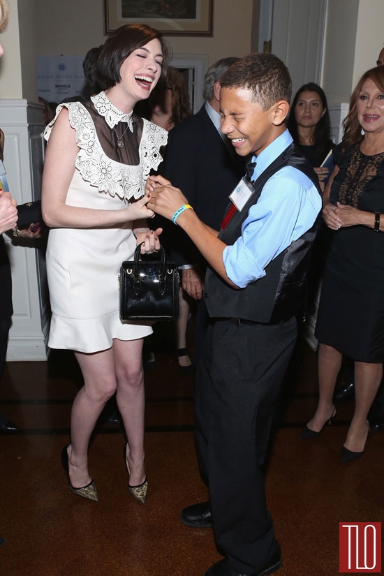 Anne-Hathaway-2014-World-Children-Awards-Red-Carpet-Fashion-Valentino-Tom-Lorenzo-Site-TLO (5)