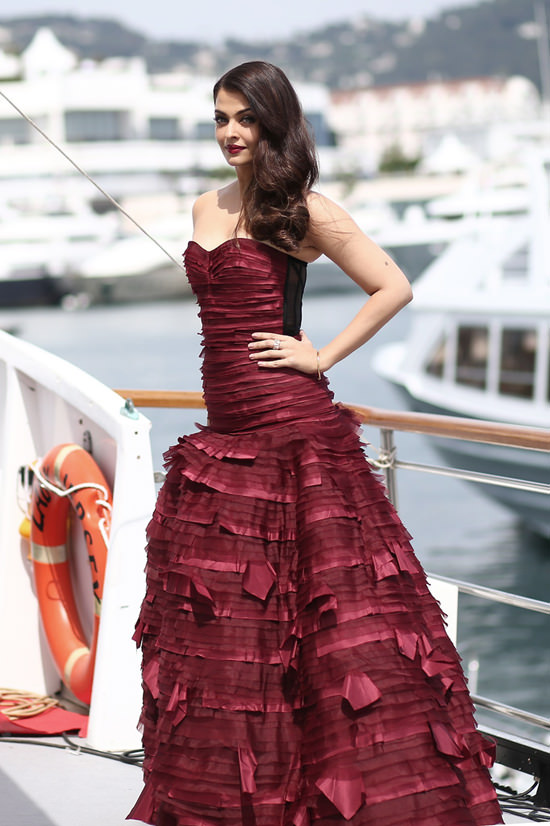 Aishwarya-Rai-2015-Cannes-Film-Festival-Jazbaa-Photocall-Red-Carpet-Fashion-Oscar-de-la-Renta-Tom-Lorenzo-Site-TLO (5)