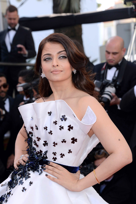 Aishwarya-Rai-2015-Cannes-Film-Festival-Youth-Movie-Premiere-Red-Carpet-Fashion-Ralph-Russo-Tom-Lorenzo-Site-TLO (3)