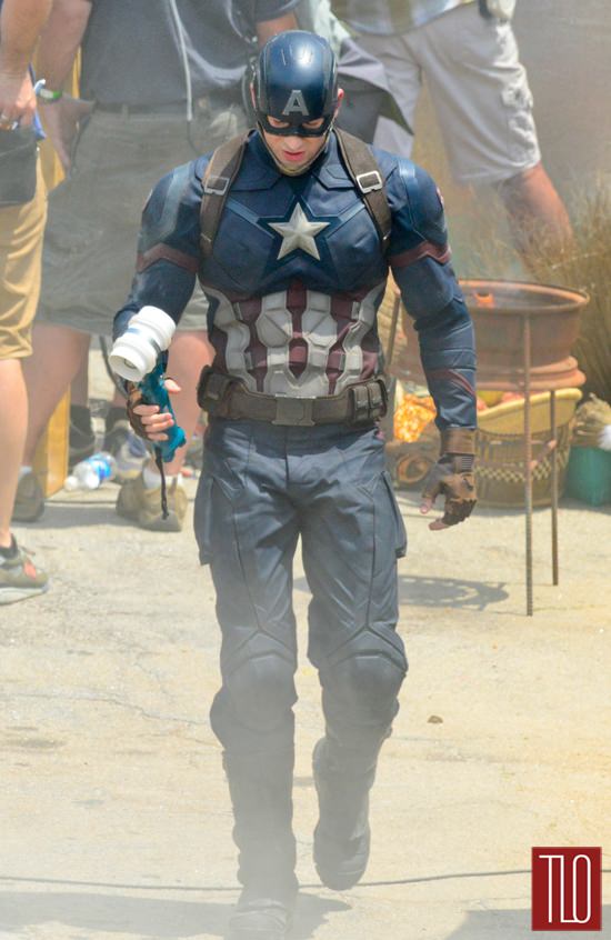 Chris-Evans-On-Set-Captain-America-Civil-War-Tom-Lorenzo-Site-TLO-(11)