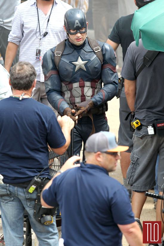 Chris-Evans-On-Set-Captain-America-Civil-War-Tom-Lorenzo-Site-TLO (3)