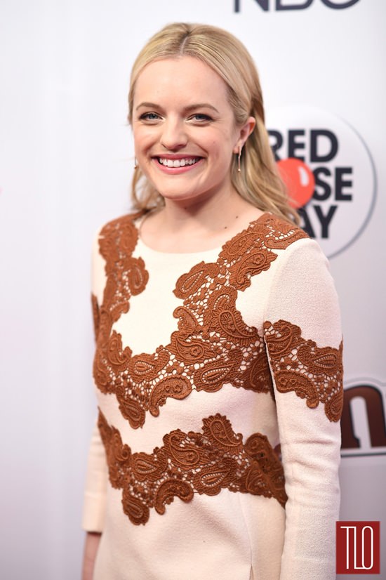Elisabeth-Moss-Red-Nose-Day-Charity-Event-Red-Carpet-Fashion-Chloe-Tom-Lorenzo-Site-TLO (4)
