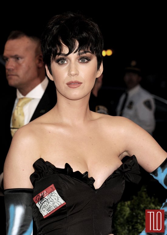 Katy-Perry-2015-Met-Gala-Red-Carpet-Fashion-Moschino-Tom-Lorenzo-Site-TLO (6)