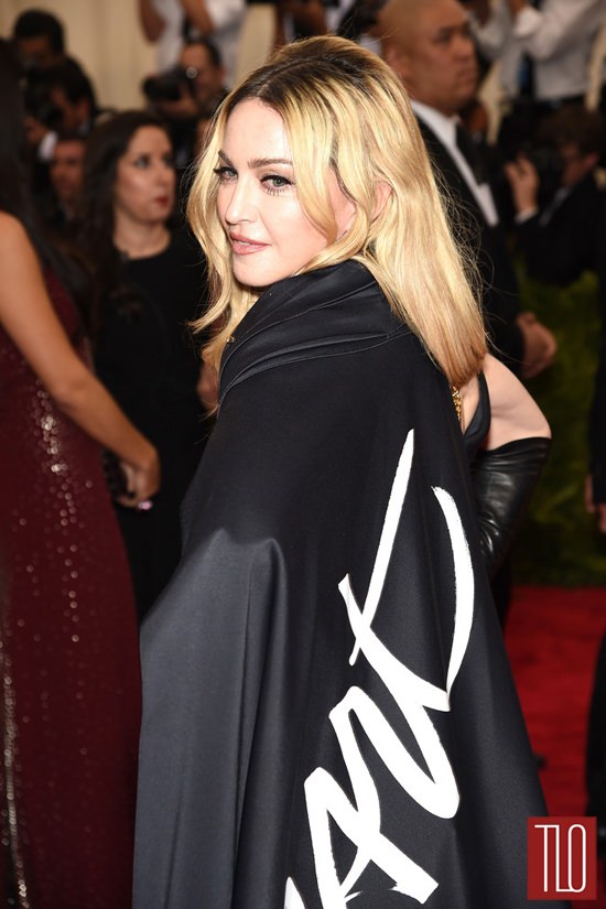 Madonna >> álbum "Madame X" - Página 45 Madonna-2015-Met-Gala-Red-Carpet-Fashion-Moschino-Tom-Lorenzo-Site-TLO-3