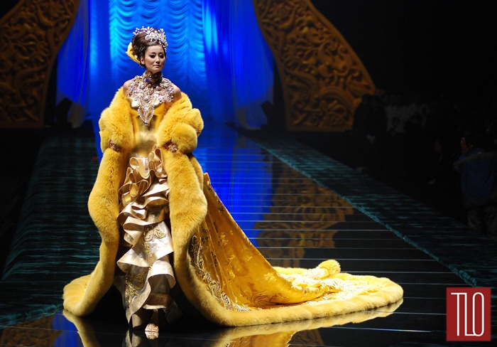 Rihanna-2015-Met-Gala-Red-Carpet-Fashion-Guo-Pei-Couture-Tom-Lorenzo-Site-TLO-(7)