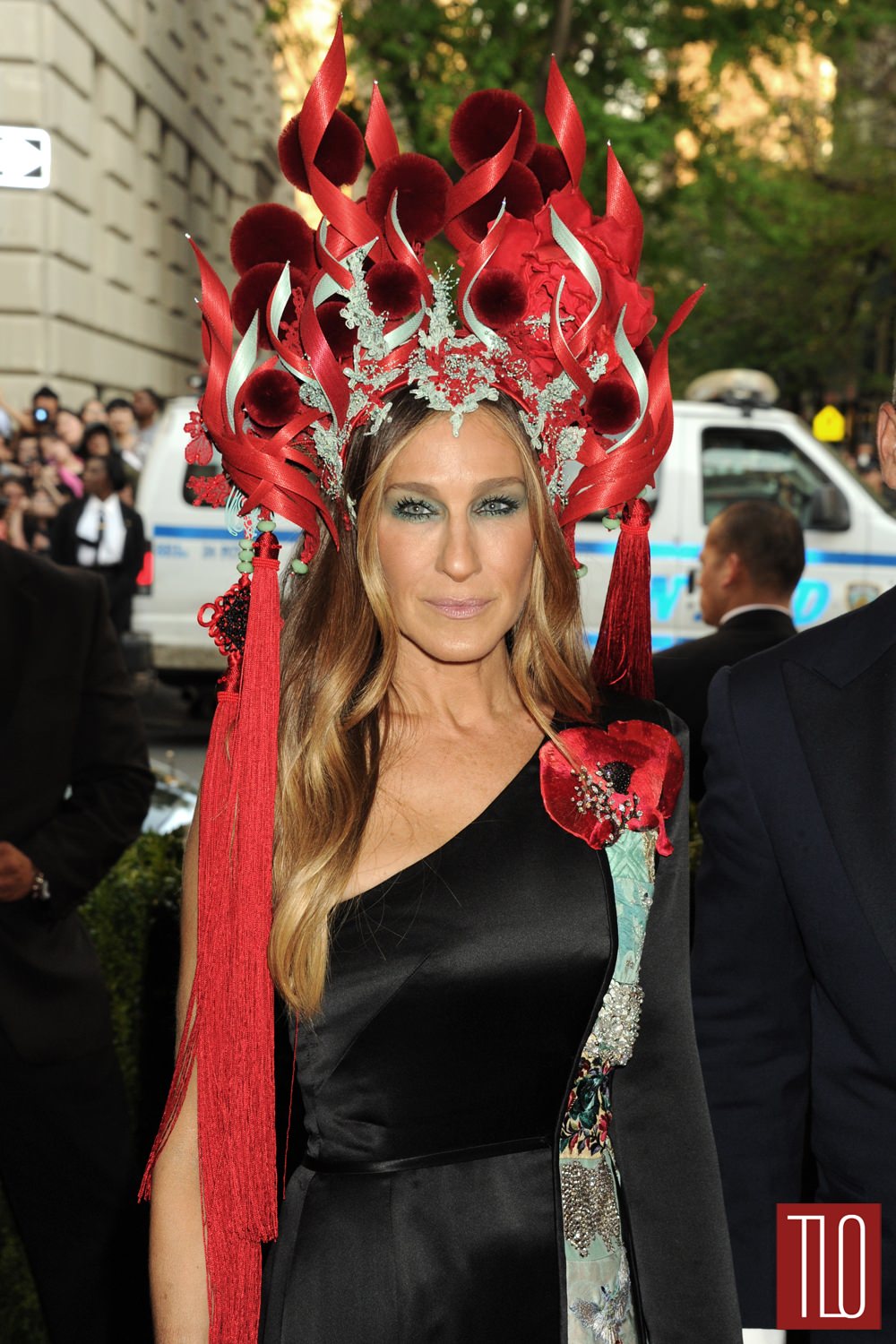 Met Gala 2015 Sarah Jessica Parker in H&M and Philip Treacy Tom