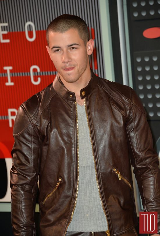 Nick-Jonas-2015-MTV-Video-Music-Awards-Red-Carpet-Fashion-Versace-Tom-Lorenzo-Site-TLO (3)