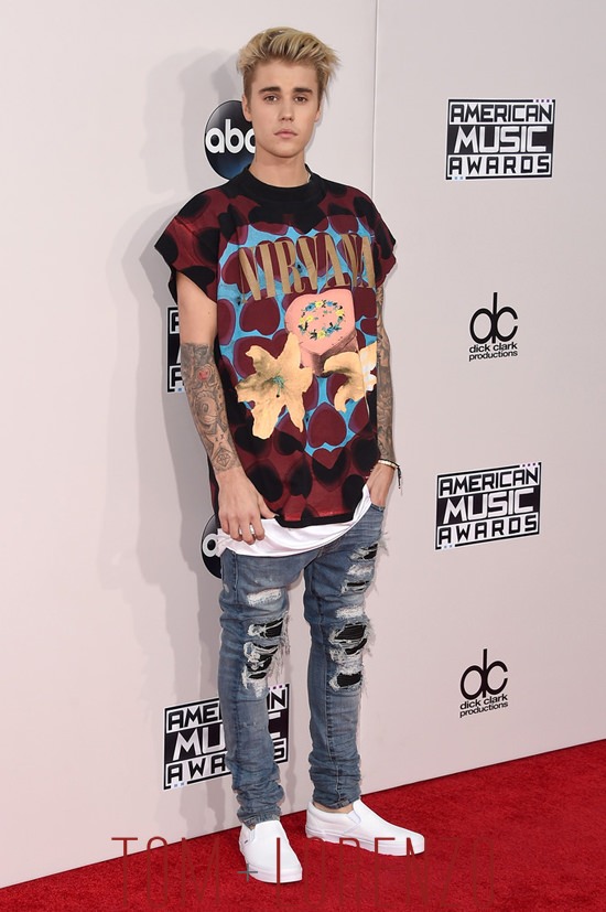 8-Justin-Bieber-2015-American-Music-Awards-Red-Carpet-Fashion-Tom-Lorenzo-Site