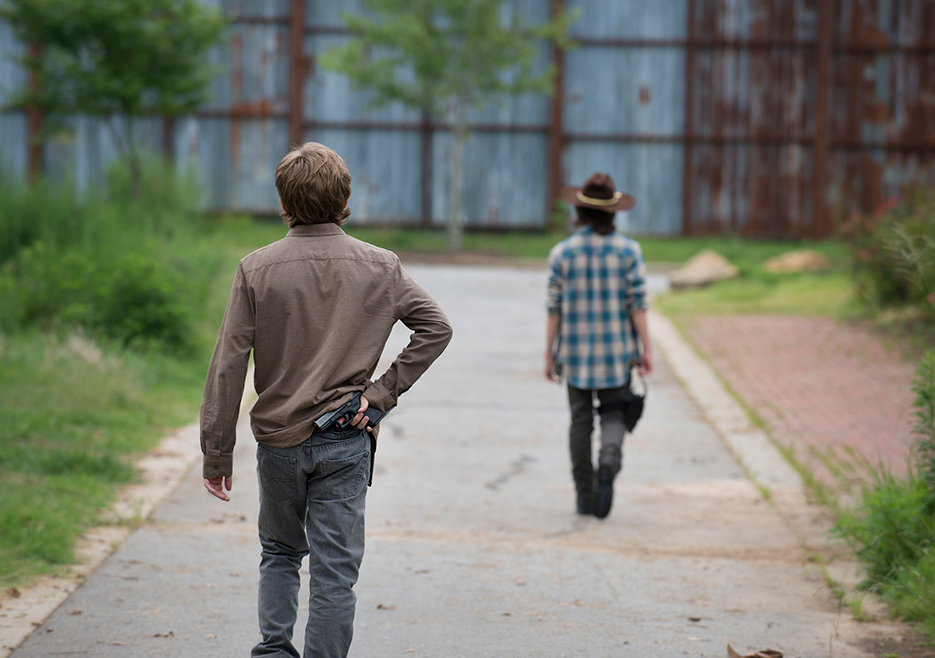 the-walking-dead-episode-607-carl-riggs-2-935