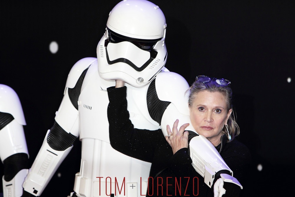 Carrie-Fisher-Stars-Wars-London-Premiere-Fashion-Tom-Lorenzo-Site (1)