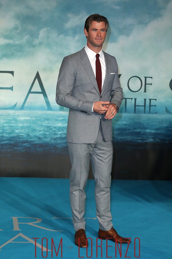 Chris-Hemsworth-In-The-Heart-Sea-UK-Movie-Premiere-Red-Carpet-Fashion-Tom-Lorenzo-Site (4)
