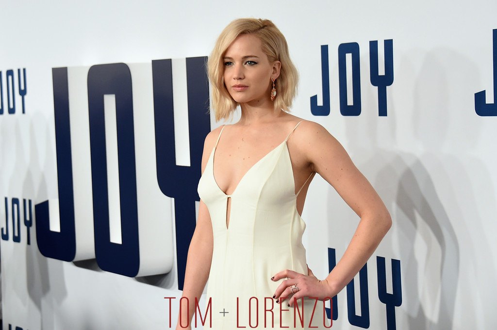 Jennifer-Lawrence-Joy-New-York-Movie-Premiere-Red-Carpet-Fashion-Christian-Dior-Tom-Lorenzo-Site (1)