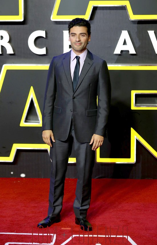 Oscar-Isaac-Star-Wars-Force-Awakens-Lonon-Premiere-Fashion-Tom-Lorenzo-Site (5)