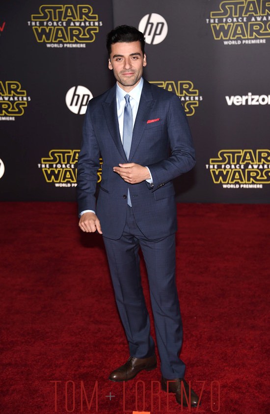 Oscar-Isaac-Star-Wars-Movie-Premiere-Red-Carpet-Fashion-Tom-Lorenzo-Site (7)