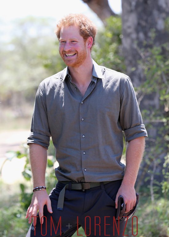 Prince-Harry-Visits-Africa-Dogs-Tom-Lorenzo-Site (9)