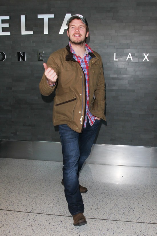 Matt-Damon-Chris-Pratt-LAX-Airport-Street-Style-Tom-Lorenzo-Site (8)