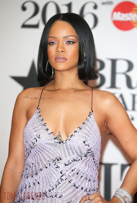 Rihanna-BRIT-Awards-2016-Red-Carpet-Fashion-Armani-Prive-Tom-Lorenzo-Site (7)