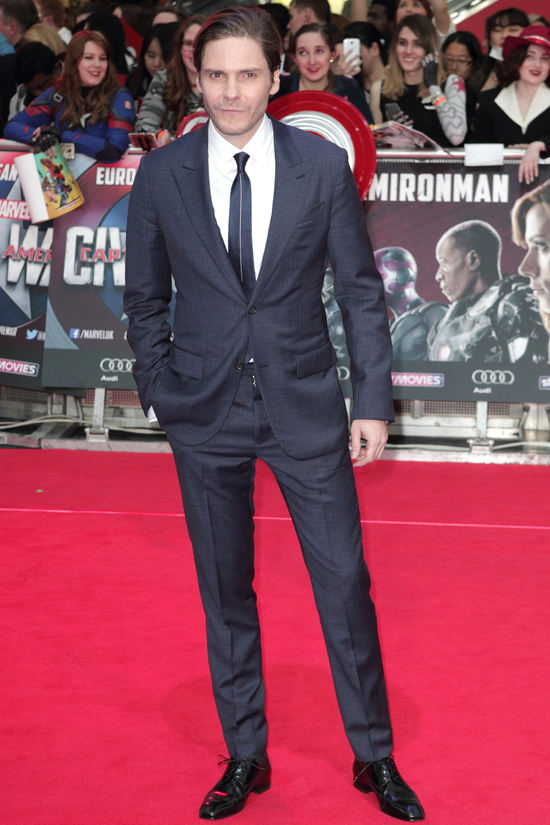 7-Daniel-Bruhl-Captain-America-Civil-War-UK-Movie-Premiere-Red-Carpet-Fashion-Tom-Lorenzo-Site (7)