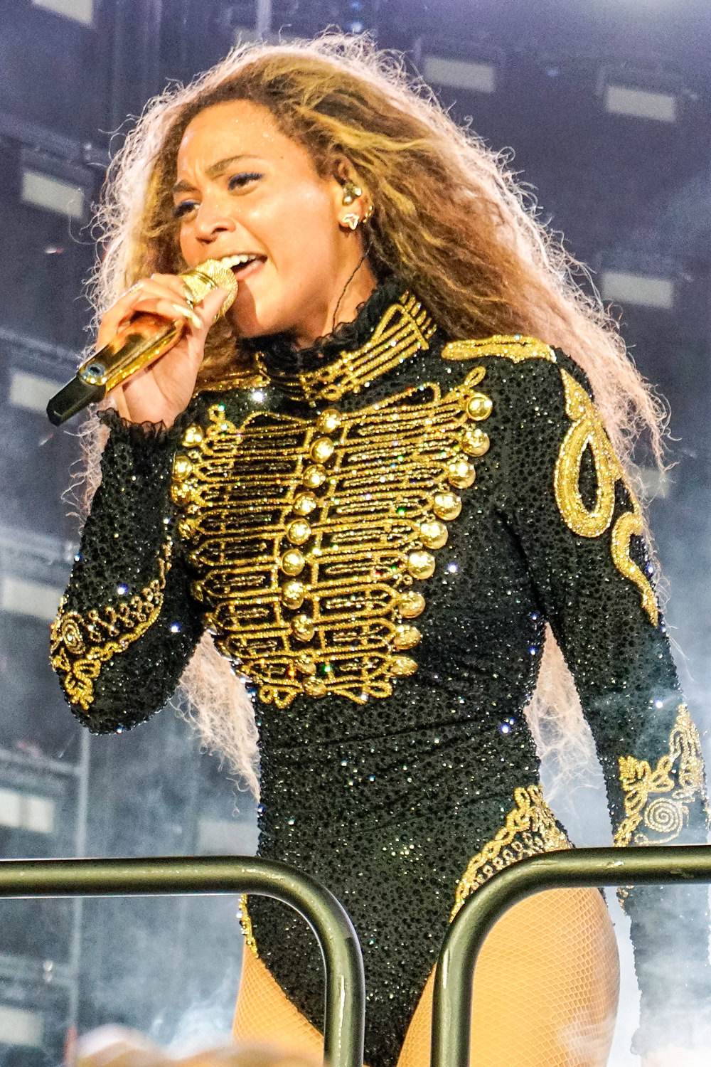 Beyonce-Formation-World-Tour-Costumes-Dsquared2-Roberto-Cavalli-Tom-Lorenzo-Site (1)