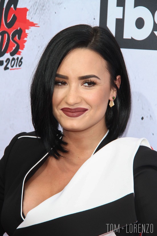 Demi-Lovato-iHeartRadio-Music-GLAAD-Awards-Red-Carpet-Fashion-Sass-Bide-Alexander-McQueen-Tom-Lorenzo-Site (6)