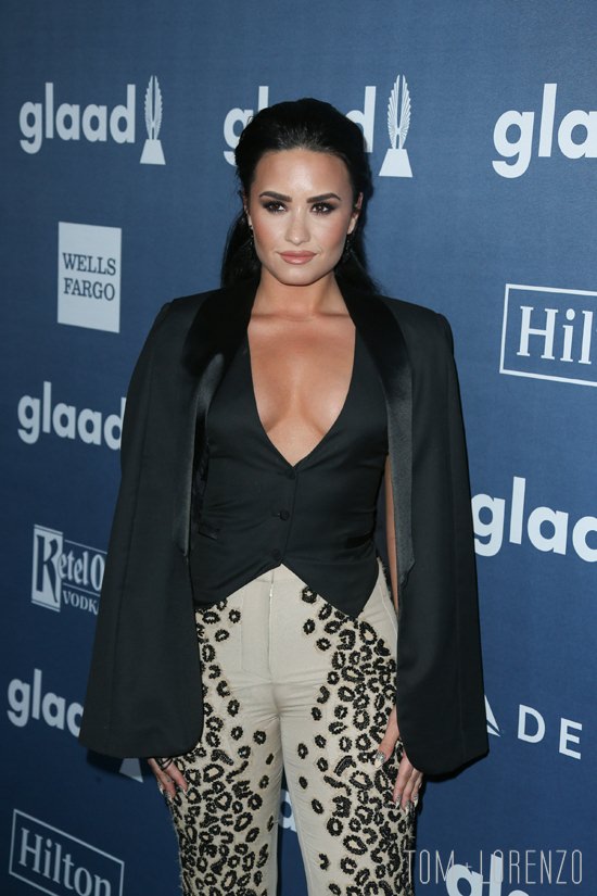 Demi-Lovato-iHeartRadio-Music-GLAAD-Awards-Red-Carpet-Fashion-Sass-Bide-Alexander-McQueen-Tom-Lorenzo-Site (9)