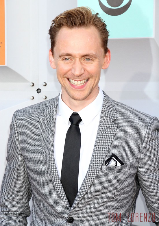 Tom-Hiddleston-Academy-Country-Music-ACM-Awards-2016-Tom-Hiddleston-Red-Carpet-Fashion-Burberry-Tom-Lorenzo-Site (4)