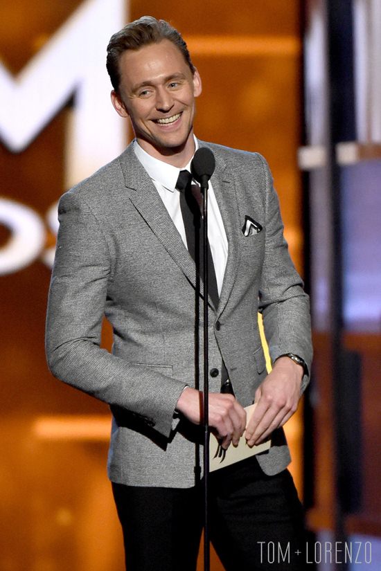 Tom-Hiddleston-Academy-Country-Music-ACM-Awards-2016-Tom-Hiddleston-Red-Carpet-Fashion-Burberry-Tom-Lorenzo-Site (8)