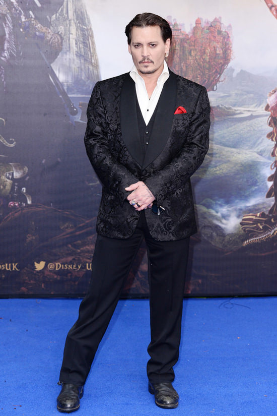 Johnny-Depp-Alice-Through-The-Looking-Glass-London-Premiere-Red-Carpet-Fashion-Tom-Lorenzo-Site (2)