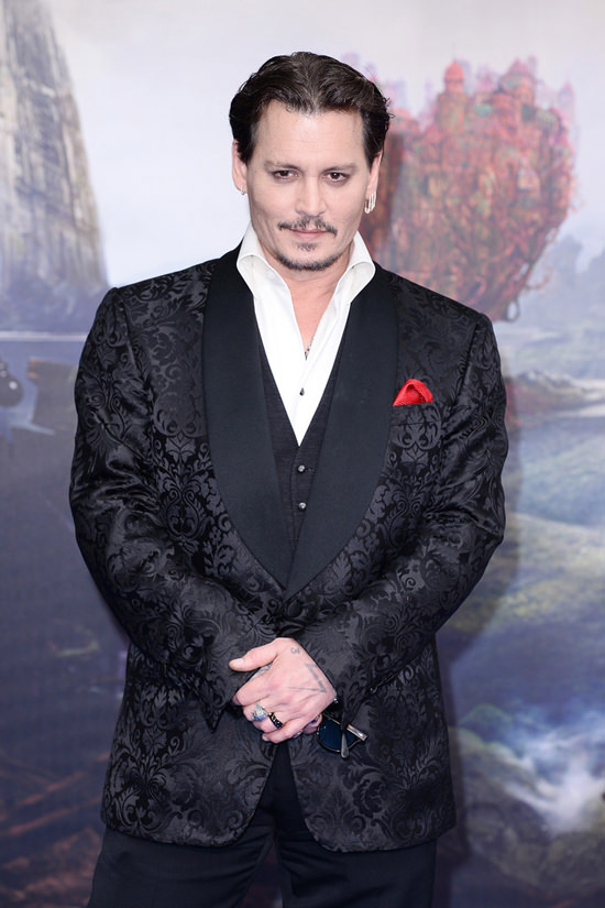 Johnny-Depp-Alice-Through-The-Looking-Glass-London-Premiere-Red-Carpet-Fashion-Tom-Lorenzo-Site (4)
