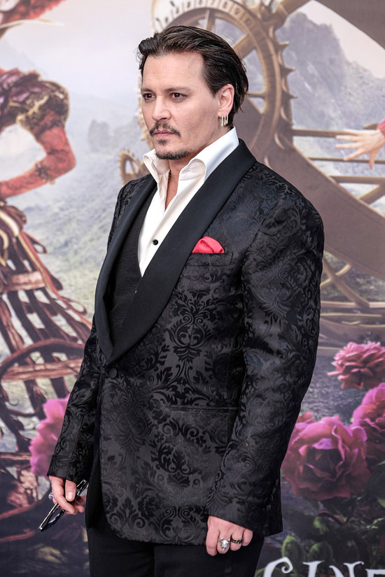 Johnny-Depp-Alice-Through-The-Looking-Glass-London-Premiere-Red-Carpet-Fashion-Tom-Lorenzo-Site (6)