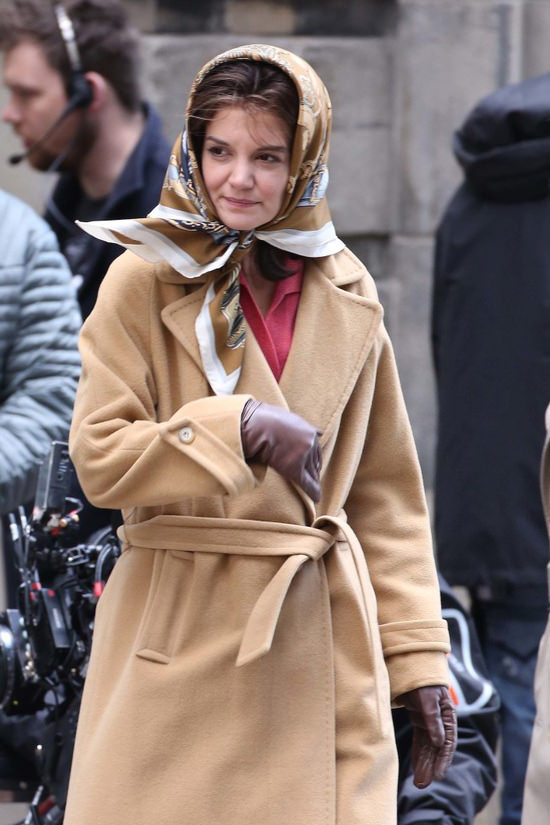 Katie-Holmes-On-TV-Set-The-Kennedys-After-Camelot-Tom-Lorenzo-Site (2)