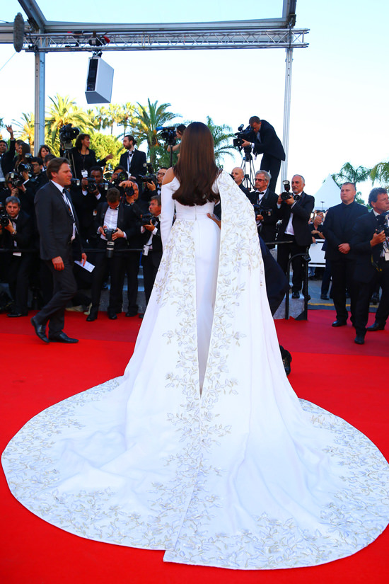 Sonam-Kapoor-Cannes-Film-Festival-Red-Carpet-Fashion-Ralph-Russo-Tom-Lorenzo-Site (4)