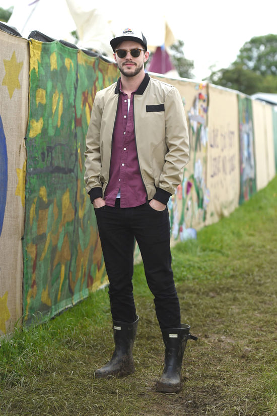 Nicholas-Hoult-Glastonbury-Festival-Fashion-Hunter-Tom-Lorenzo-Site (2)