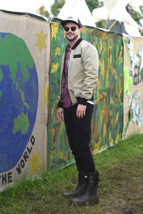 Nicholas-Hoult-Glastonbury-Festival-Fashion-Hunter-Tom-Lorenzo-Site (4)