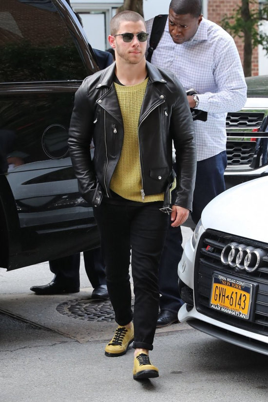 Nick Jonas Outside his Hotel in NYC | Tom + Lorenzo