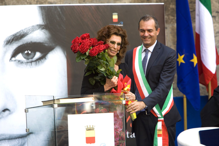 Sophia-Loren-Honorary-Citizen-Naples-Fashion-Dolce-Gabbana-Tom-Lorenzo-Site (8)