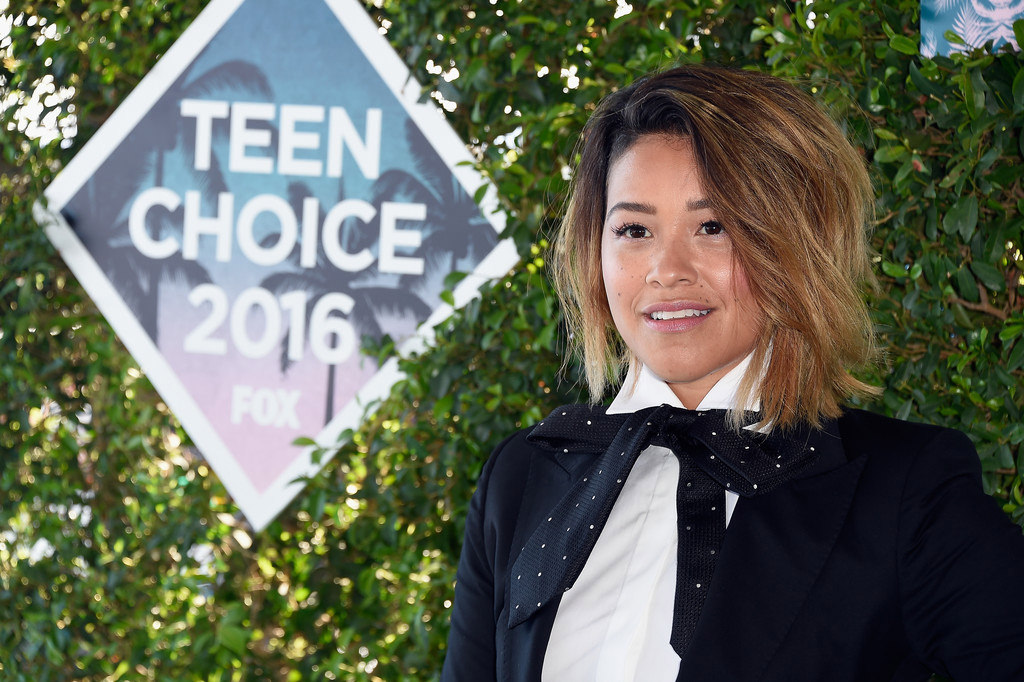 Gina-Rodriguez-Teen-Choice-Awards-2016-Red-Carpet-Fashion-Cielo-Tom-Lorenzo-Site (1)