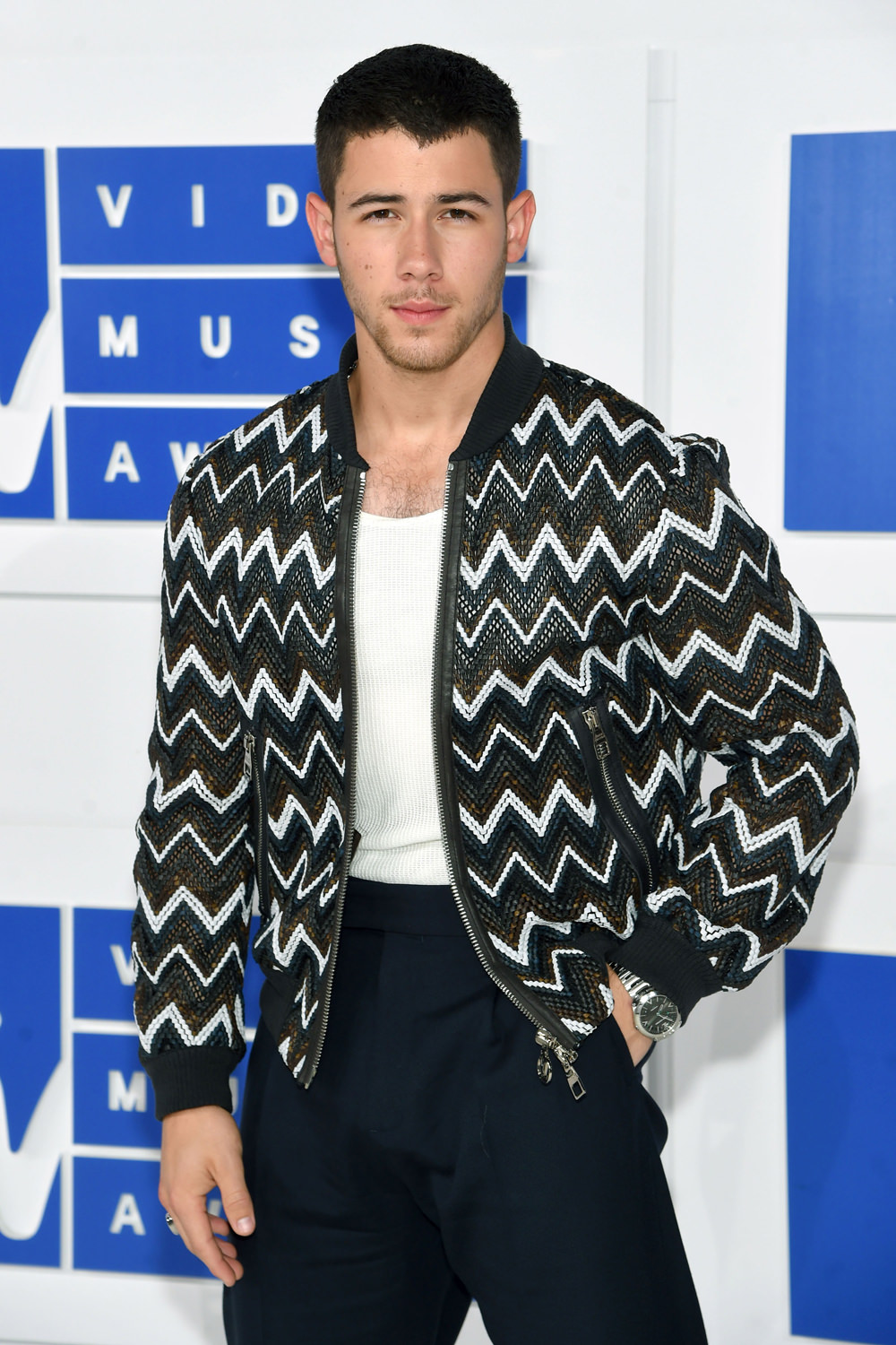 Nick-Jonas-2016-MTV-Video-Music-Awards-Red-Carpet-Fashion-Louis-Vuitton-Tom-Lorenzo-Site (1)