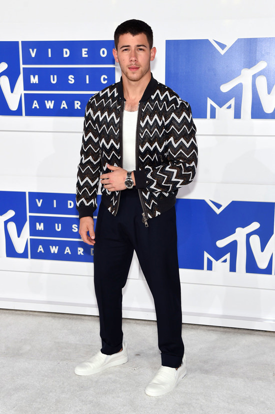 Nick-Jonas-2016-MTV-Video-Music-Awards-Red-Carpet-Fashion-Louis-Vuitton-Tom-Lorenzo-Site (2)
