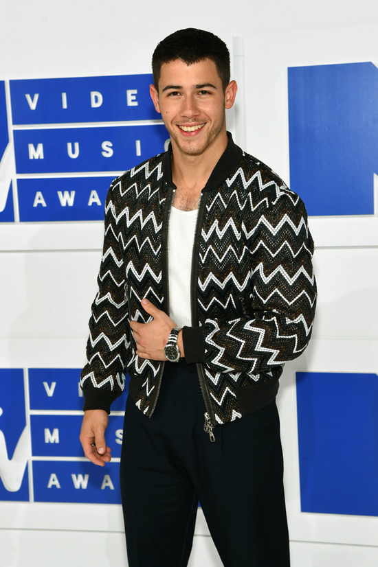 Nick-Jonas-2016-MTV-Video-Music-Awards-Red-Carpet-Fashion-Louis-Vuitton-Tom-Lorenzo-Site (3)