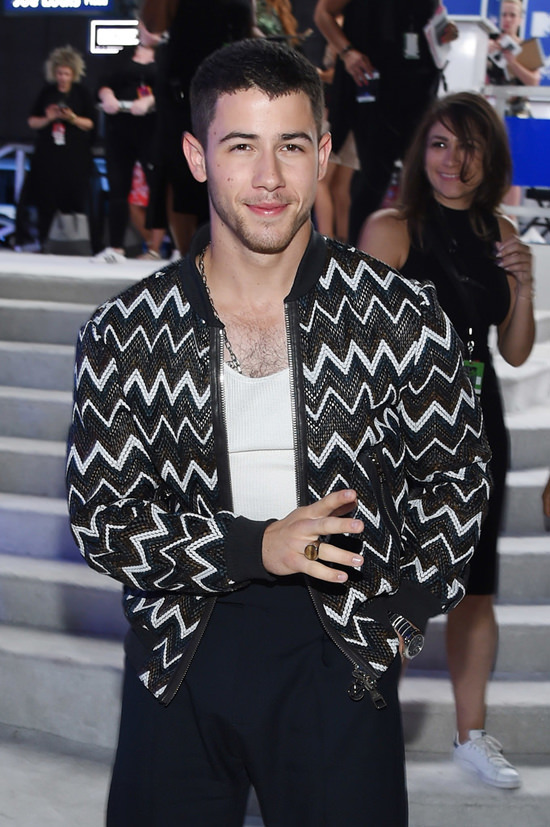 Nick-Jonas-2016-MTV-Video-Music-Awards-Red-Carpet-Fashion-Louis-Vuitton-Tom-Lorenzo-Site (5)