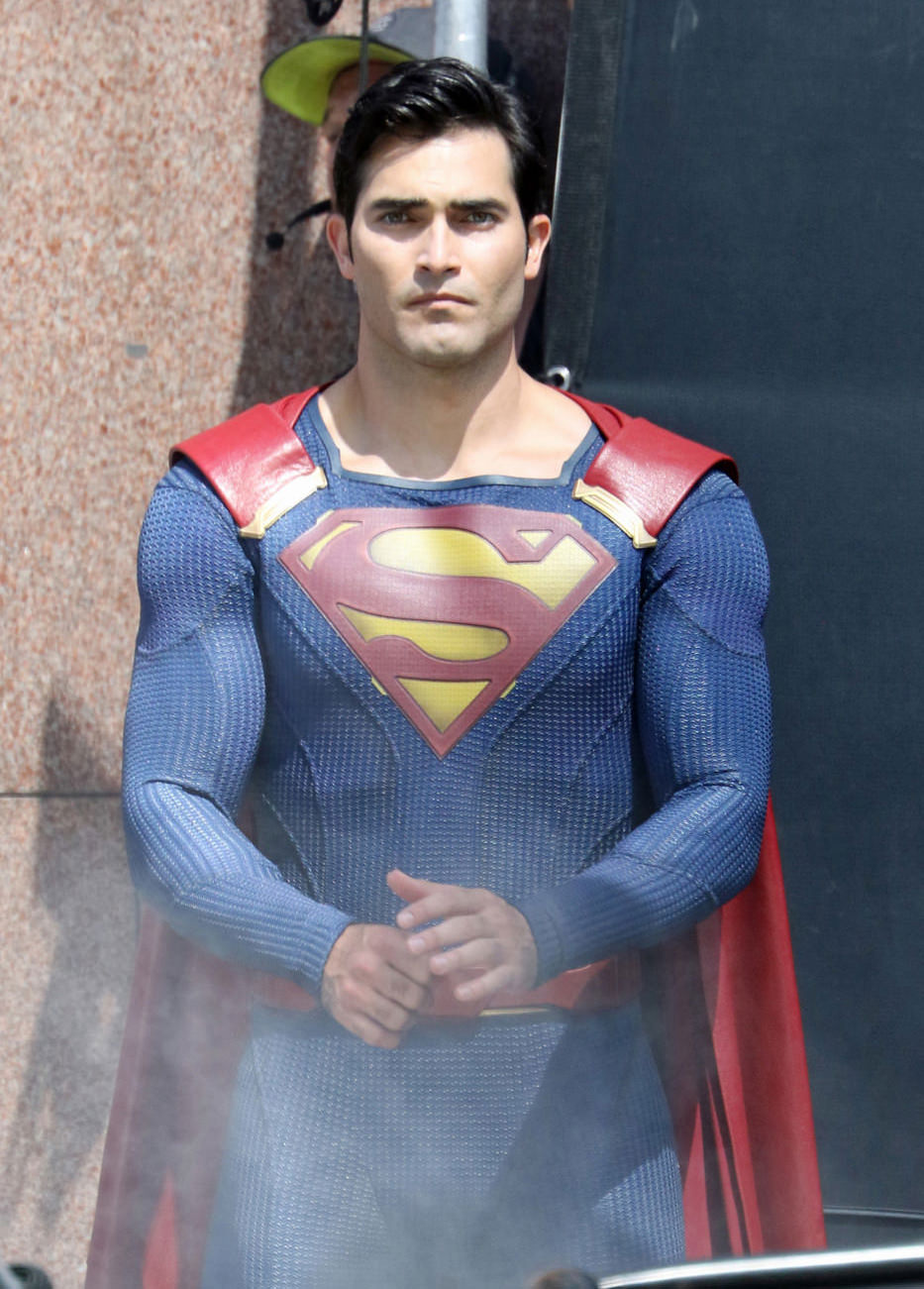 Tyler-Hoechlin-TV-Set-Supergirl-Superman-Costumes-Tom-Lorenzo-Site-(12)