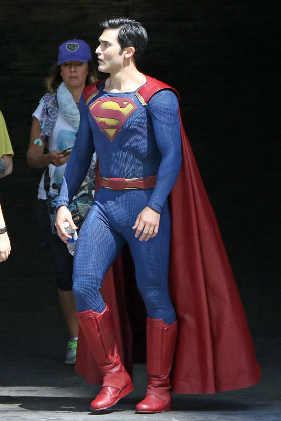 Tyler-Hoechlin-TV-Set-Supergirl-Superman-Costumes-Tom-Lorenzo-Site (6)