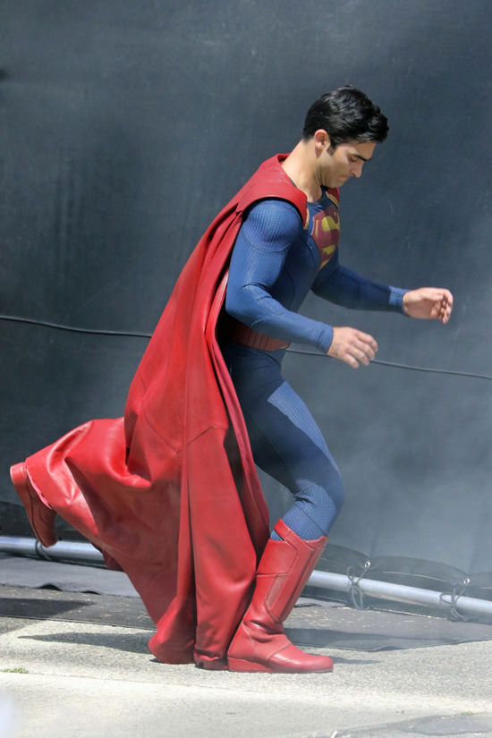 Tyler-Hoechlin-TV-Set-Supergirl-Superman-Costumes-Tom-Lorenzo-Site (7)