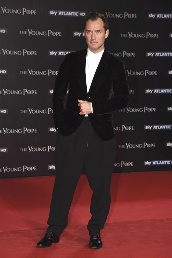 jude-law-hbo-the-young-pope-tv-series-rome-premiere-red-carpet-fashion-tom-lorenzo-site-2