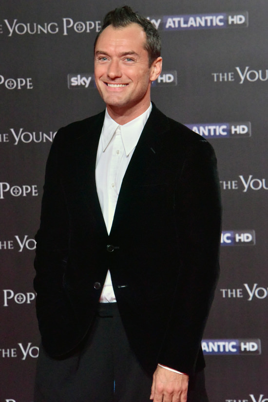 jude-law-hbo-the-young-pope-tv-series-rome-premiere-red-carpet-fashion-tom-lorenzo-site-4